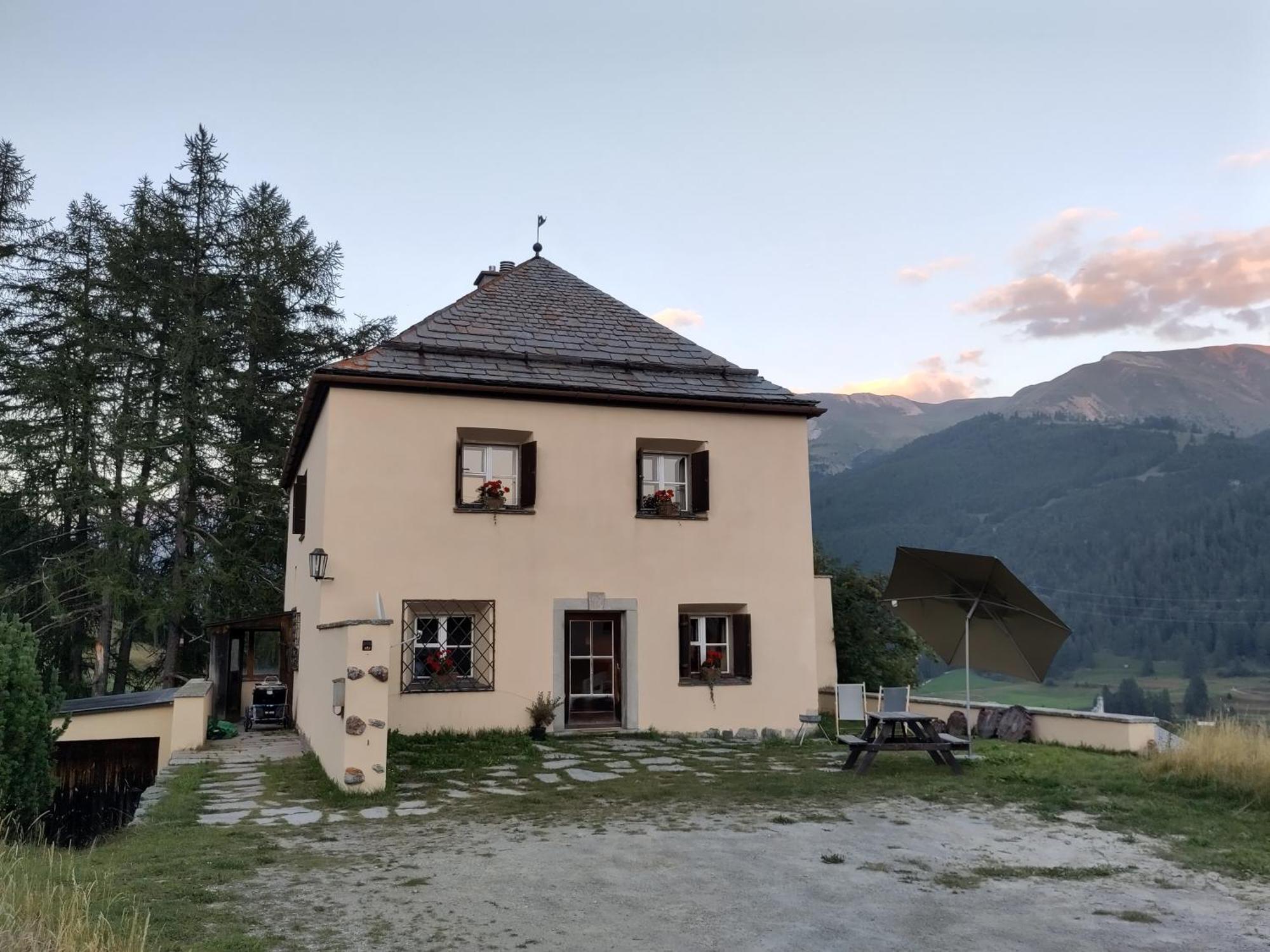 Bochert छुट्टी का घर Zuoz